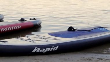 Deneyimli bir wakeboardcu sıçrama yapıyor. Kablolu yayın parkındaki gölde uyanış sırasında sporcu. Extreme Wakeboardcu su parkında numaralar yapıyor. Ukrayna, Kyiv - 07 Ağustos 2022.