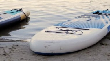 Deneyimli bir wakeboardcu sıçrama yapıyor. Kablolu yayın parkındaki gölde uyanış sırasında sporcu. Extreme Wakeboardcu su parkında numaralar yapıyor. Ukrayna, Kyiv - 07 Ağustos 2022.