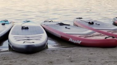 Deneyimli bir wakeboardcu sıçrama yapıyor. Kablolu yayın parkındaki gölde uyanış sırasında sporcu. Extreme Wakeboardcu su parkında numaralar yapıyor. Ukrayna, Kyiv - 07 Ağustos 2022.