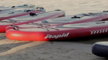 Deneyimli bir wakeboardcu sıçrama yapıyor. Kablolu yayın parkındaki gölde uyanış sırasında sporcu. Extreme Wakeboardcu su parkında numaralar yapıyor. Ukrayna, Kyiv - 07 Ağustos 2022.