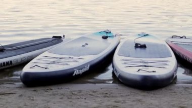 Deneyimli bir wakeboardcu sıçrama yapıyor. Kablolu yayın parkındaki gölde uyanış sırasında sporcu. Extreme Wakeboardcu su parkında numaralar yapıyor. Ukrayna, Kyiv - 07 Ağustos 2022.