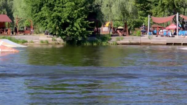 Wakeboarder Experimentado Hace Salto Atleta Durante Wakesurfing Lago Parque Cable — Vídeo de stock