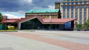 Ukrayna 'daki savaş nedeniyle Kyiv' deki McDonalds restoranı kapandı. Rus saldırganlığı ve sıkıyönetim nedeniyle kapalı ve kapalı olan bir fast food restoranı. Ukrayna, Kyiv - 7 Ağustos 2022.