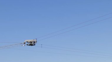 Gökyüzüne karşı wakeboard yapmak için çalışan ekipmanlar. Wakeboard için gölün üzerinde vinç var. Cable wake park endüstrisi.