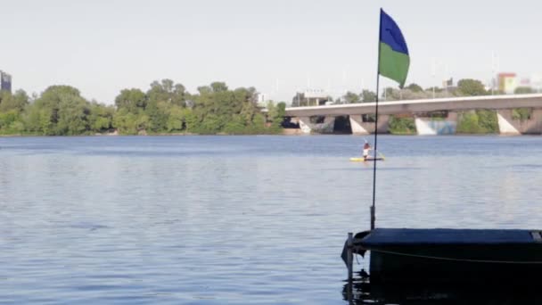 드네프르강의 강둑에서 우크라이나 국기가 천천히 흔들리고 — 비디오