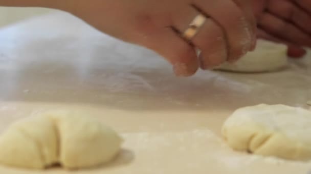 Una Mujer Cocina Pasteles Casa Cocinar Hornear Casa Preparando Masa — Vídeos de Stock
