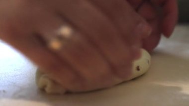 Kadınların elleri pastayı bir parça hamur ve dolma ile şekillendirir. Doldurulmuş ev yapımı turta. Şef dolgulu bir kızarmış turtanın hamurunu yontuyor. Ev hanımı evde mangır hazırlar.