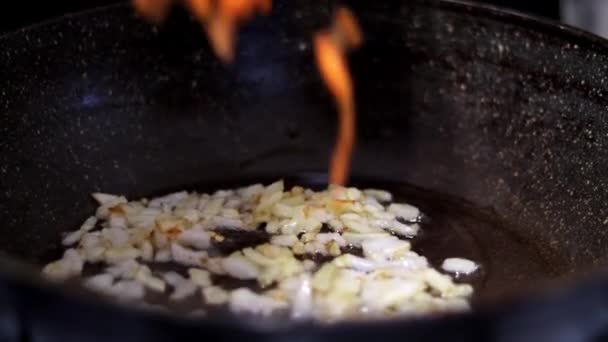 Una Sartén Grande Con Cebollas Fritas Cocinero Agrega Zanahorias Finamente — Vídeos de Stock