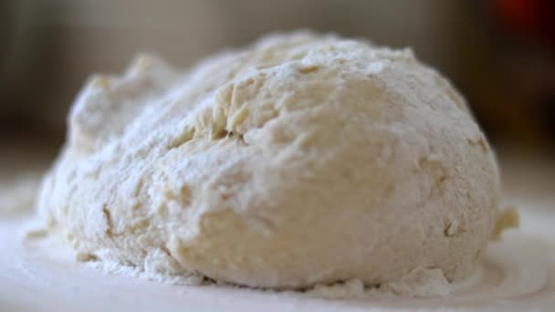 厨师在糕点上撒些面粉 厨房桌子上的面粉里有一块圆形的面团 面包师揉搓面团 把面粉洒在桌子上 同时揉搓面团 — 图库视频影像