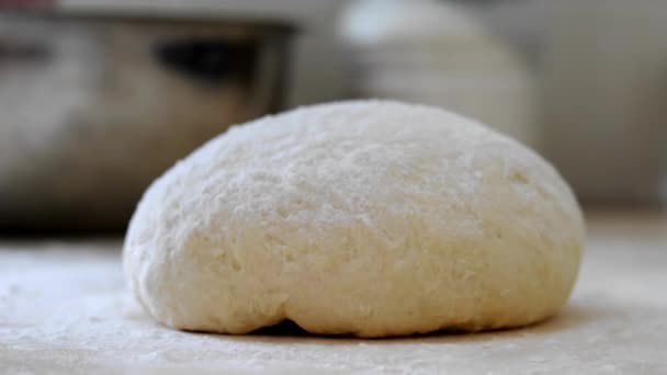 Chef Polvilha Farinha Pastelaria Pedaço Redondo Massa Está Farinha Mesa — Vídeo de Stock