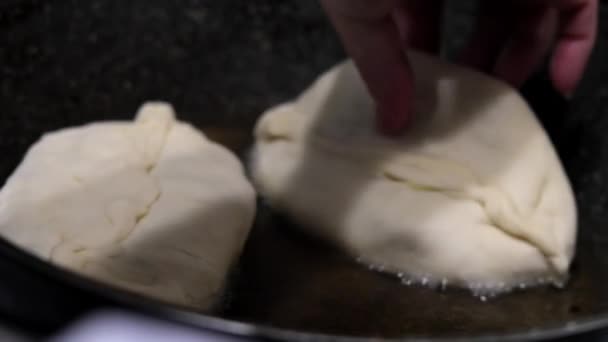 Mujer Chef Prepara Pasteles Aceite Hirviendo Pasteles Fritos Con Relleno — Vídeos de Stock