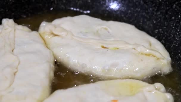 Koki Wanita Menyiapkan Pai Dalam Minyak Mendidih Kue Goreng Dengan — Stok Video