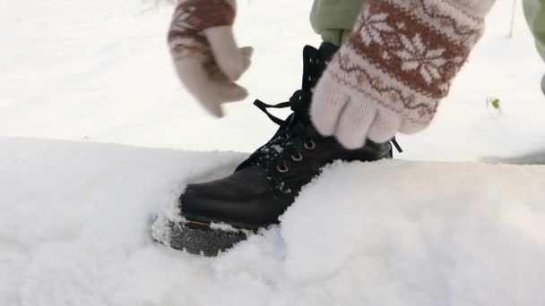 Una Donna Allaccia Stivali Invernali Neri Una Strada Una Foresta — Video Stock