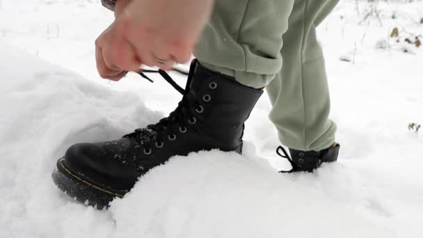 Kobieta Sznuruje Czarne Zimowe Buty Ulicy Śnieżnym Lesie Kobiece Ręce — Wideo stockowe
