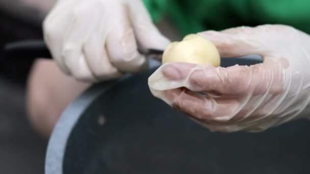 Жіночі Руки Білих Рукавичках Очищають Сиру Нову Картоплю Крупним Планом — стокове відео