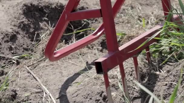 花园里的一把叉子形式的红色铲子 奇迹铲子 方便工具 人工栽培者 耕作者是耕作的有效工具 床松动 可持续农业工具 — 图库视频影像