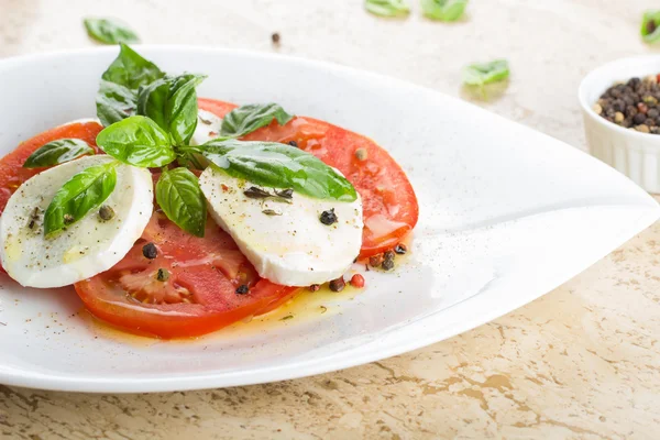 Caprese salatası