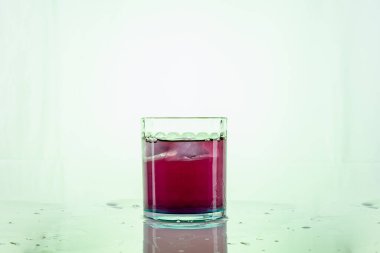 Buzlu bir bardak meyve suyu.  