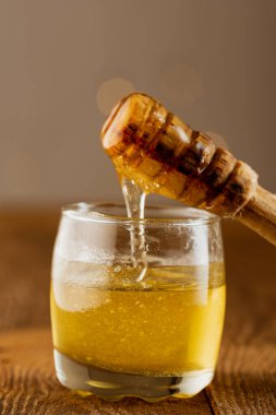 Bardakta bir bal ve Dipper.