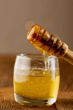 Bardakta bir bal ve Dipper.