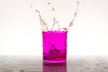 Su beyaz arkaplanda cama sıçrar