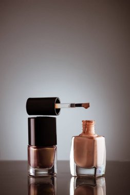 Ojeli şişeler yakın.