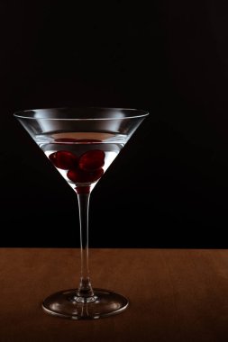 Siyah arka planda böğürtlenli bir kokteyl.