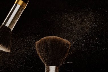 Siyah üzerine profesyonel bir fırça ile pudra 
