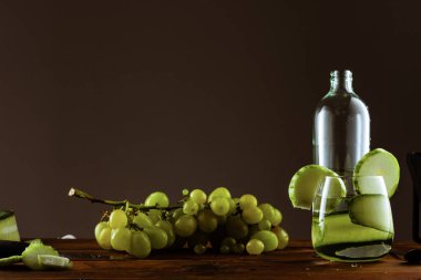 Salatalık ve üzümlü kokteyl hazırlama