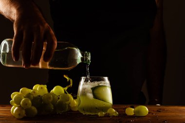 Salatalık ve üzümlü kokteyl hazırlama