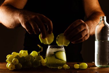 Salatalık ve üzümlü kokteyl hazırlama