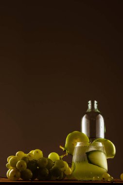 Salatalık ve üzümlü kokteyl.
