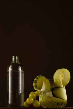 Salatalık ve üzümlü kokteyl.