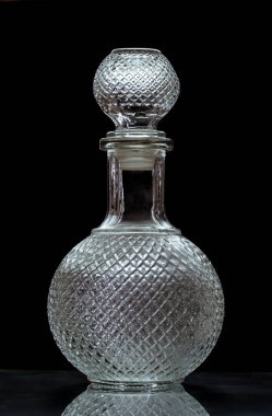 Siyah zemin üzerinde bir bardak su