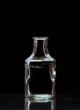 Siyah arkaplanda boş cam şişe