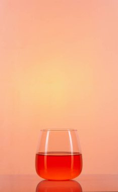 Bardakta kokteyl aperolü.