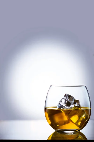 Виски Льдом Белом Фоне — стоковое фото