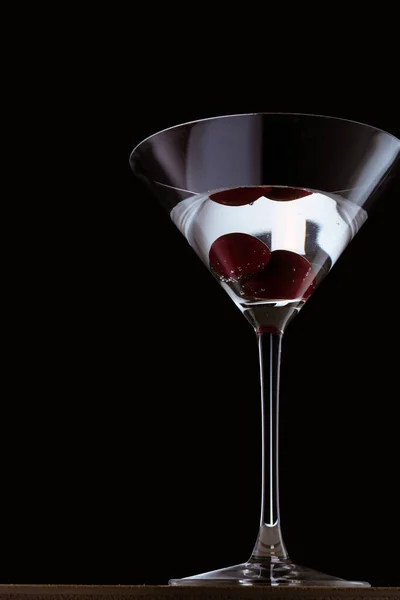 Vidro Martini Vermelho Sobre Fundo Reflexivo Preto — Fotografia de Stock