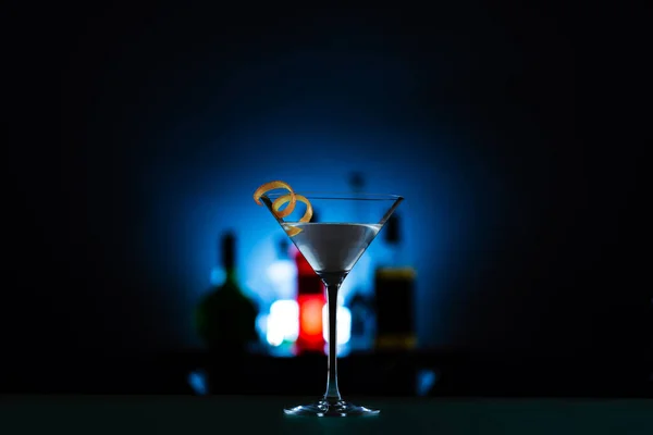Cocktailglas Med Lime Och Den Mörka Bakgrunden — Stockfoto