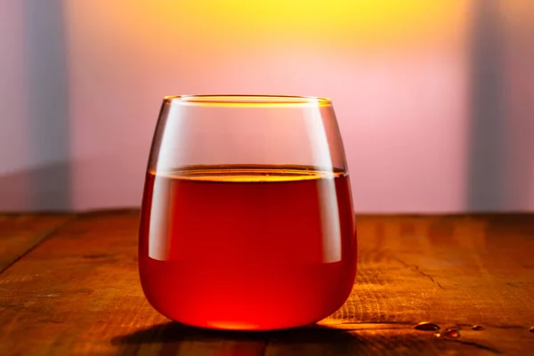 Copo Uísque Com Vinho Tinto Mesa Madeira — Fotografia de Stock
