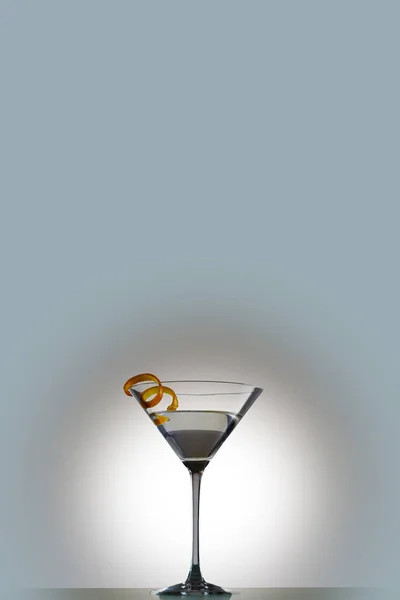 Cocktail Sfondo Bianco Vetro Con Liquido Verde Copiare Spazio Concetto — Foto Stock