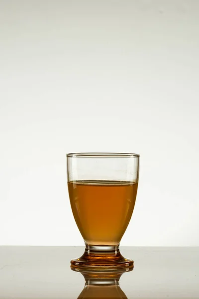 白底威士忌加冰块 — 图库照片
