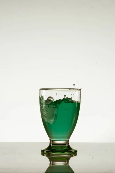 Cocktail Com Cubo Gelo — Fotografia de Stock