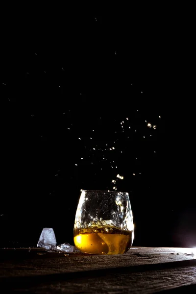 Üveg Whisky Jégkockákkal Fekete Alapon — Stock Fotó