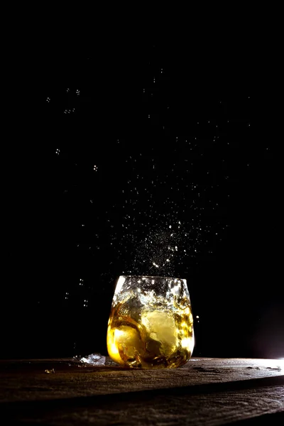 Whiskey Con Cubitos Hielo Sobre Fondo Negro —  Fotos de Stock