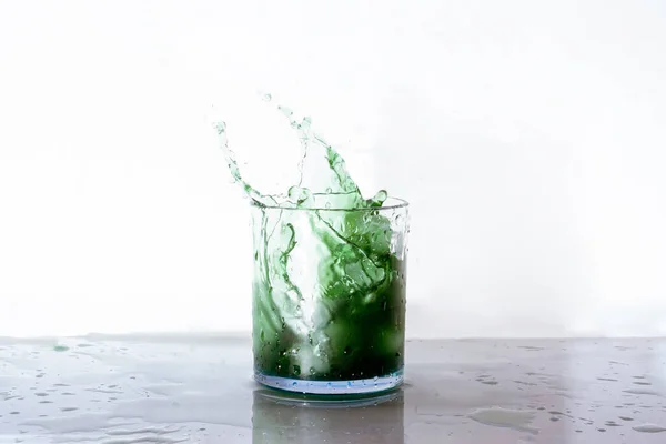 Respingo Água Coquetel Verde — Fotografia de Stock