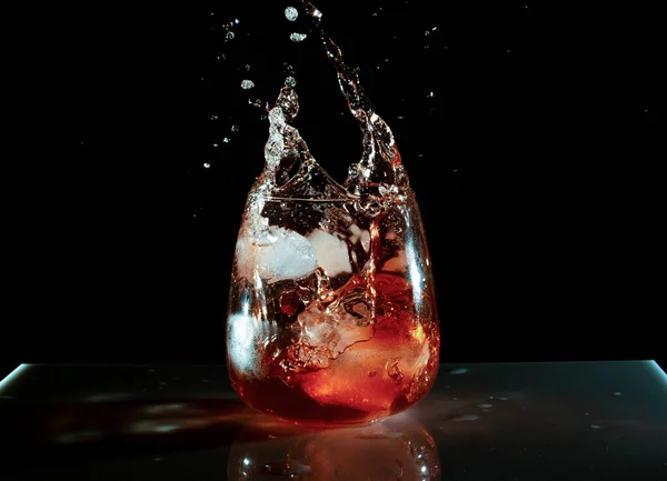 Glas Vatten Med Svart Bakgrund — Stockfoto