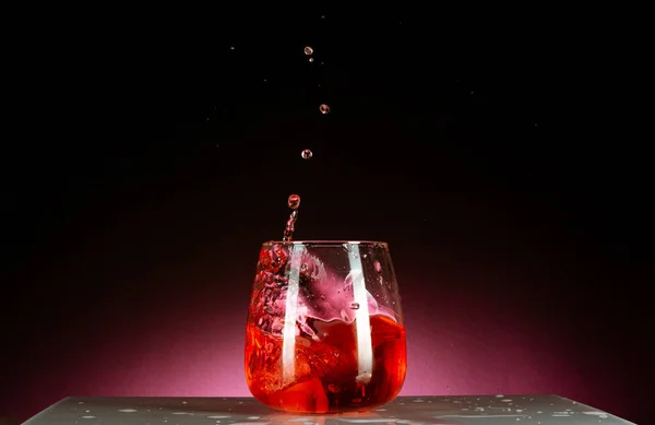 Cocktail Stänk Närbild — Stockfoto