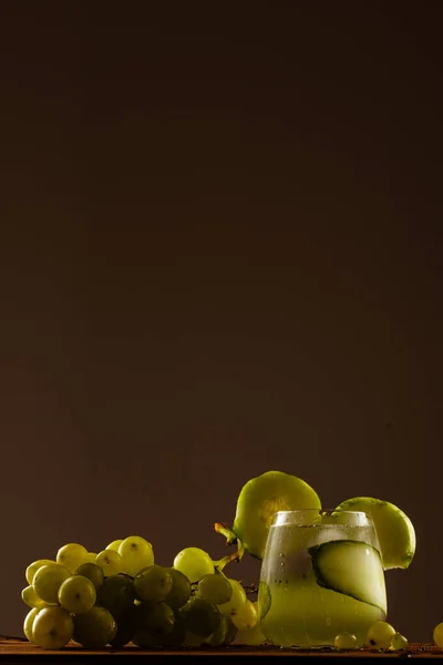 Preparação Coquetel Com Pepino Uva — Fotografia de Stock