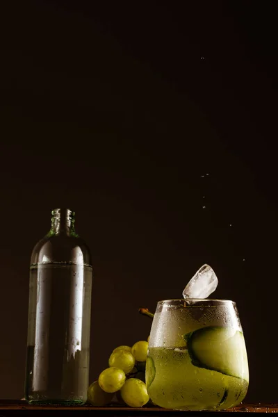 Cocktail Med Gurka Och Druva — Stockfoto